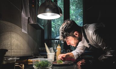 Libero Ratti al lavoro. È lo chef, originale e autentico, interessantissimo, de Il Rifugio dell'Elda Hotel di Monte Sant'Angelo (Foggia), in piena Foresta Umbra

