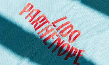 Lido Parthenope al&nbsp;Maya Beach Resort di Massa Lubrense (Napoli) s'avvale della collaborazione di Valerio Izzo e Anna Candela, del cocktail bar Shub a Sorrento, e dello chef Maurizio Elefante

