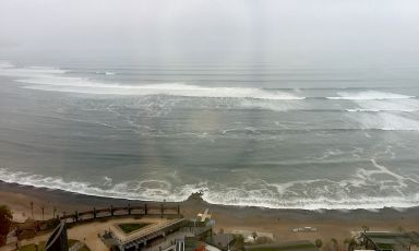 L'oceano Pacifico visto a Lima dalla vetrata di una stanza del JW Marriott nel quartiere di Miraflores
