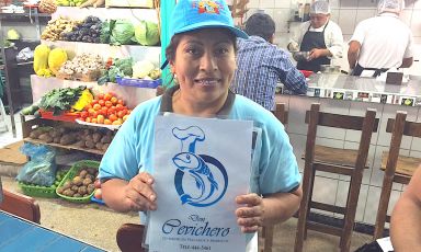 Erica, la proprietaria della migliore cevicheria all'interno del mercato del Surquillo a Lima
