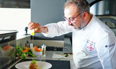 Lino Scarallo, napoletano, classe 1973. Nel 2008, con la stella conquistata a Palazzo Petrucci, &egrave; stato il primo chef a portare il riconoscimento Michelin a Napoli citt&agrave;
