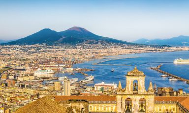 Napoli è una delle città più belle e coinvolgenti d'Europa, e la sua tradizione gastronomica non è da meno. E non ha solo la forma di una (squisita) pizza...
