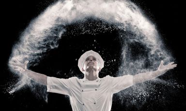 Tutti gli chef con un'età compresa tra i 18 e 30 anni, e un'esperienza di almeno un anno nella cucina di un ristorante, possono partecipare al concorso promosso da S.Pellegrino. I giovani cuochi verranno selezionati da venti giurie in tutto il mondo: i vincitori si sfideranno a giugno 2015, a Expo Milano, per aggiudicarsi il titolo di S.Pellegrino Young Chef 2015
