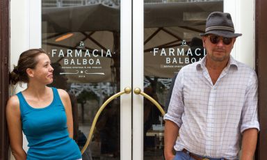 What has always been a chemist’s in Piazza Pisanelli in Tricase, became a lovely cocktail-bar with cold food in 2014, which the three partners named Farmacia Balboa, tel. +39.0833.772585. In the photo by Cosimo Cortese we can see one of them, wine producer Francesco Winspeare. The other two are a director, Taylor Hackford, and restaurateur Mauro Arena. Left Loide Pappadà, the raw-diet chef working at Balboa as of this year