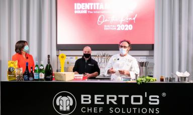 Lisa Casali, Paolo Lopriore e il pescatore Simone Fraquelli durante la registrazione della lezione per Identità Naturali
