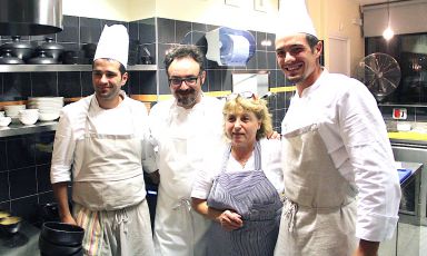 Paolo Lopriore con sua mamma Rosa e due cuochi nella cucina del Portico, il nuovo ristorante appena aperto in centro ad Appoiano Gentile in provincia di Como, il suo paese natale.
