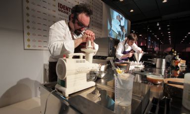 Attesissima la lezione di Paolo Lopriore a Identit&agrave; Estreme. Ad assistere alla dimostrazione dello chef comasco anche il suo maestro Gualtiero Marchesi, del quale Lopriore &egrave; stato allievo prediletto