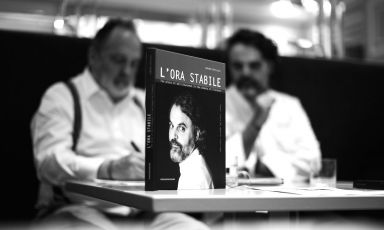La copertina di L'ora Stabile ha dominato la presentazione alla stampa del primo libro di Marco Stabile nel suo ristorante a Firenze. Tutte le immagini di questo servizio sono di Andrea Moretti, autore anche degli scatti pubblicati nel volume assieme a quelli di Liudmila Musatova
