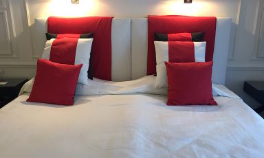 Il letto matrimoniale che troneggia nella stanza 204 dell'hotel Lord Byron a Forte dei Marmi in Versilia
