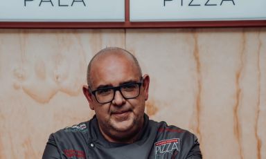 Lorenzo Fortuna, classe 1976, è figlio d'arte e ha preso in mano la pizzeria aperta da suo padre
