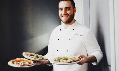 Lorenzo Sirabella è dal 2018 il pizzaiolo del Dry Milano, locale - in due sedi - che ha cambiato il modo di percepire la pizzeria in città
