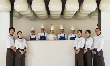 Tutti in posa: l'intero staff del ristorante Kanton, di Capriate San Gervasio, in provincia di Bergamo (tel. +39.02.90962671). Il primo da sinistra è lo chef, Weiku Zhu, che insieme alla moglie Meiling ha preso in gestione il locale dopo il rientro in Cibna del padre