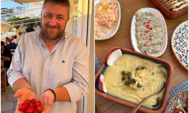 L'oste&nbsp;Loukas Katris e alcune bont&agrave; alla&nbsp;taverna Santorinia di Fira, sull'isola di Santorini
