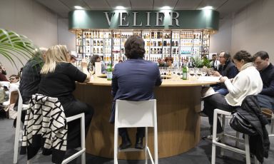 La lounge Velier Extraperimetral è stata il teatro di numerosi appuntamenti con chef, pasticceri, pizzaioli e bartender per raccontare agli ospiti di Identità Milano, quale futuro ci aspetta tra miscelazione e ristorazione senza dimenticare l'importanza del distillato e delle materie prime da cui ha origine (foto credits: Brambilla – Serrani)
