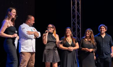 Gli ideatori del Bob Fest sul palco insieme alla presentatrice Francesca Russo: da sinistra, Roberto Davanzo, patron e pizzaiolo della pizzeria Bob Alchimia a Spicchi con sua moglie, nonchè direttrice di sala, Anna Rotella, Silvia Rotella e Alessandra Molinaro di Timo Studio Enogastronomico e Rino Gemelli, presidente dell'associazione Alchimisti per amore. Foto a cura di Lorenzo Smirne
