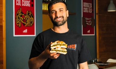 Luca Mastracci, classe 1991, chef pizzaiolo e patron di Luca! a Priverno (Frosinone), Frosinone e al Mercato Centrale di Roma: &egrave; riuscito a realizzare il sogno di mettere il territorio dell'Agro Pontino e della Ciociaria sopra le sue pizze
