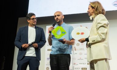 Luca Pezzetta premiato a Identit&agrave; Milano 2026 da Gaetano Smimmo, business developement manager di Latteria Sorrentina, e Cinzia Benzi di Identit&agrave; Golose
