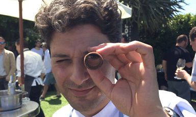 Ludovico De Vivo, lo chef del Capofaro, il resort della famiglia Tasca d'Almerita sull'isola di Salina, si diverte durante la prima edizione di Care's nel maggio 2017
