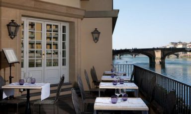 Una delle terrazze affacciate sul'Arno dell'Hotel Lungarno Collection
