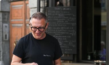 Luigi Picca davanti alla lavagna che elenca i piatti del giorno: dopo essere stato a lungo sommelier e&nbsp;ma&icirc;tre di grandi ristoranti in Italia e al'estero (Enoteca Pinchiorri, Enoteca La Torre, in Spagna con l'indimenticato&nbsp;Santi Santamaria), ora Picca &egrave; patron di Vineria Vignola a Caprarola (Viterbo). Tutte le foto sono di&nbsp;Officina Visiva

