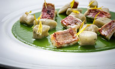 Gnocchi di sedano rapa e alghe, pesto di lattuga e triglie: il piatto del 2021 di Luigi Pomata
