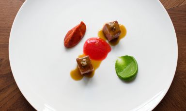 Lingua di manzo, pesto di menta, crema di peperone, olio di peperone alla brace: il piatto dell'estate di Luigi Lepore
