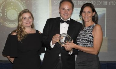 Matteo e Camilla Lunelli con Essi Avellan alla premiazione dell'edizione 2017 del The Champagne & Sparkling Wine World Championships a Londra. L'appuntamento del 2019 è previsto per il 4 novembre, sempre nella capitale del Regno Unito, sempre con la famiglia Lunelli e le Cantine Ferrari al massimo. Foto di Charmaine Grieger
