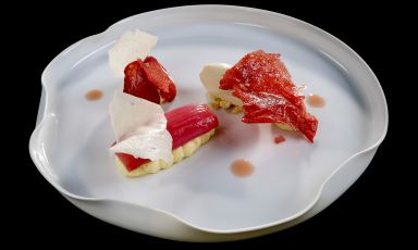 Cremoso alla torta di riso, fragola, rabarbaro e mela verde: il piatto dell'estate di Valentino Cassanelli
