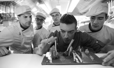 Lo chef Gabriele Badini al lavoro con la sua brigata. Guida le cucine de L'Essenziale, aperto a fine gennaio in via Carlo Maria Maggi 6, a Milano, +39.02.45499964