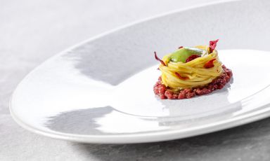 Spaghettino freddo con birra, fieno, nasturzio, cuore e rapa rossa
