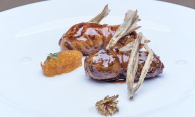Turcinieddhi glassati alla birra con marmellata di cipolla all’arancia, critmi in tempura e infuso di luppolo
