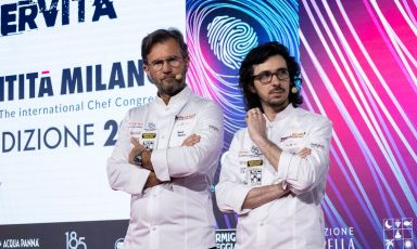 Carlo Cracco and Luca Sacchi opened the second day in the Auditorium at Identità Milano 2023 with their lecture (photo by Brambilla / Serrani)
