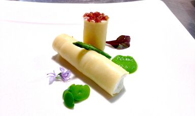 Maccheroncino di tosone e ricotta, croccante di culatello e germogli verdi: ecco il piatto 2017 dello chef dell'Antica Corte Pallavicina, a Polesine Parmense
