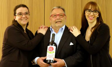 Fausto Maculan, in the middle with a bottle of XL Quarantesima vendemmia, with daughters Angela (on the left) and Maria Vittoria (on the right)
