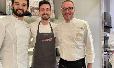 Un grandioso trio al pass dell'hub: Richard Abou Zaki, chef del ristorante Retroscena a Porto San Giorgio (Fermo), Edoardo Traverso, executive chef di Identità Golose Milano e Massimiliano Prete, maestro pizzaiolo di Sestogusto a Torino
