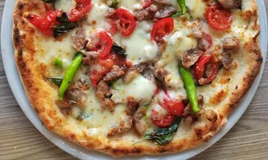 La pizza Profumata, ossia la preferita dello chef Francesco Sodano nella sua pizzeria del cuore, Maestri Pizzaioli a Napoli
