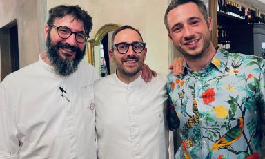 I protagonisti del quattro mani del 6 giugno all'Osteria del Viandante a Rubiera in provincia di Reggio Emilia, due chef e un patron. Da sinistra Jacopo Malpeli, Davide di Fabio e Stefano Bizzarri
