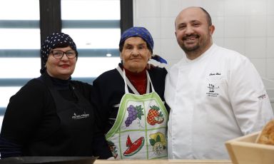 Luca Doro with his mother and grandmother. The pizzaiolo from Doro Gourmet in Macerata Campania has now landed in Friuli too, with Impronta Doro in Cervignano (Udine)
