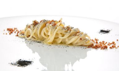 Spaghetto cotto in estrazione di prosciutto di Cuneo al barbecue, primo piatto concepito da&nbsp;Michelangelo Mammoliti, executive chef della Madernassa resort di Guarene (Cuneo), una stella Michelin da poche settimane
