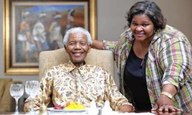 Nelson Mandela, scomparso la notte scorsa a 95 anni, assieme alla sua cuoca personale Xoliswa Ndoyiya. Insieme hanno scritto un libro sulle ricette preferite dal grande statista. Si chiama "Ukutya Kwasekhaya: Tastes from Nelson Mandela's Kitchen" e si può comprare su Amazon. Ce lo ricorda Giorgio Nava, cuoco italiano a Capetown, autore del nostro affresco (foto www.nydailynews.com)