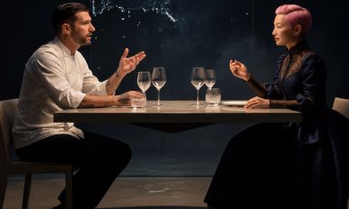 Christian Mandura al tavolo con&nbsp;Rose, che non esiste in carne e ossa, &egrave; un agente virtuale
