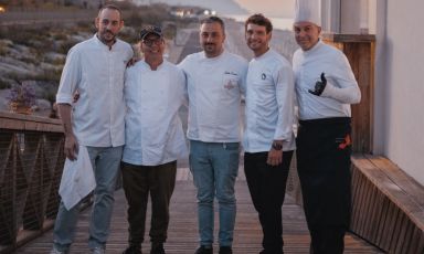 I quattro chef (pi&ugrave; uno) protagonisti dell'evento Nord-Sud-Ovest-Est: le Marche in cucina, quattro direzioni di gusto. Da sinistra Da sinistra Giacomo Costantini, Enrico Mazzaroni, il padrone di casa Fabio Tuozzo e il pastry chef Mattia Casabianca. A loro si &egrave; aggiunto, primo da destra, Roberto Dormicchi, prof di cucina dell&rsquo;alberghiero

