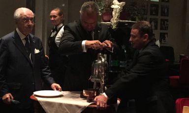 Adriano Fumis, classe 1971, nuove maître del Marchesino, mentre al centro del Marchesi lavora alla pressa per l'anatra arrosto. Durante l'esperienza al Connaught Hotel a Londra, nel 1993 gli venne riconosciuto il ruolo di chef trancheur, una figura che adesso Gualtiero Marchesi vuole rivalutare per ridare vita al servizio della sala.Troppi i riflettori puntati su chef, cuochi e cucina perché la sala non ne risentisse pesantemente