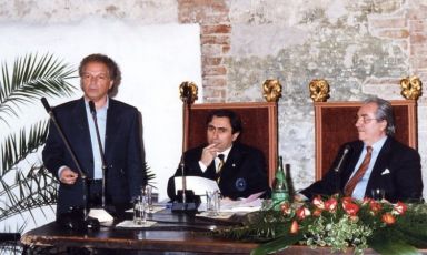 Toni Sarcina, in piedi, con Gualtiero Marchesi a un convegno sul vino, nel 1998
