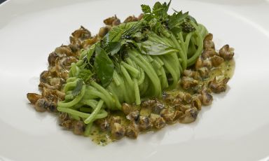 Spaghetti di Kamut alle erbe con lumachine di mare, ossia un piatto (fantastico) del nuovo menu di Andrea Berton (foto Marco Scarpa)
