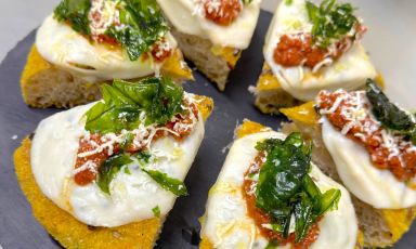 La Margherita crunch di Francesco Pellegrino, pizzaiolo e patron di Levante Eat Pizza ad Altamura (Bari)
