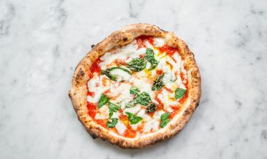 La classicissima Margherita de La Notizia di Enzo Coccia a Napoli. Il maestro pizzaiolo lancia la sua nuova iniziativa Pizza, una questione di famiglia
