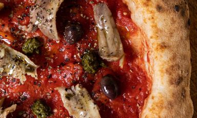La Marinara 2.0 de La Cascina dei Sapori di Rezzato (Brescia): pomodoro crovarese, aglio orsino, cappero, oliva caiazzana, origano e agone (sarda di lago) incontrano l'impasto scioglievole dando origine a una sinfonia di sapori ricca e armoniosa. Non a caso quella di Antonio Pappalardo è la pizzeria preferita da Stefano Baiocco
