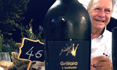 Mario Guelfi a cena al Garden sembra nascondersi dietro a una bottiglia del suo Vermentino
