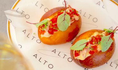 Il Maritozzo all&rsquo;astice, pomodori, erba cipollina, maionese al lime e tabasco di Alto a Roma
